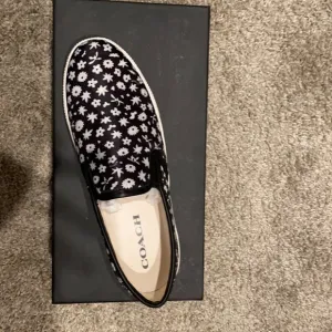 New in box Coach floral slides