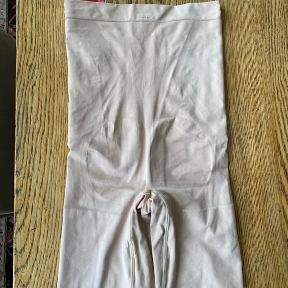 NWT Spanx Oncore High Waisted Mid Thigh Short