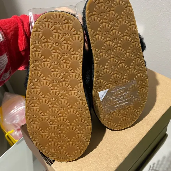 NWT Toddler UGG Slides 11