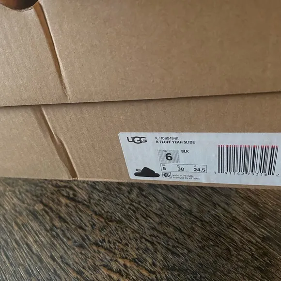 Ugg fluff yeah slides size 6 youth
